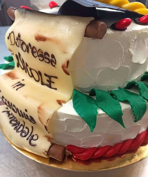 Particolare Charlotte per Laurea con frutti di bosco, panna e pasta di zucchero Pez Panificio Pasticceria