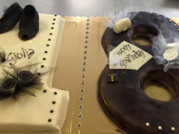 Torta di compleanno Pez Bianco e nero 18 esimo Bianco e Nero